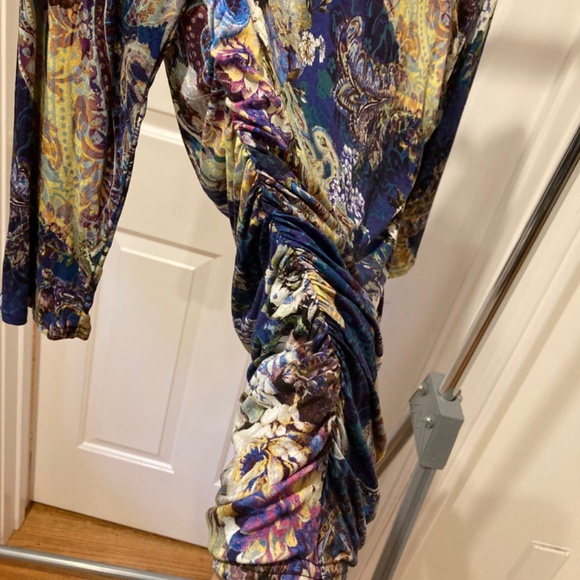 Floral print, side-gathered, body-con, stretchy top.  Size 6 - Picture 6 of 6